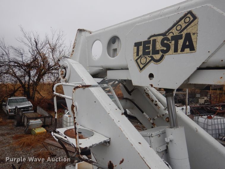 image for item DJ4866 1985 Ford F800  bucket truck