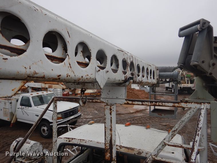 image for item DJ4866 1985 Ford F800  bucket truck