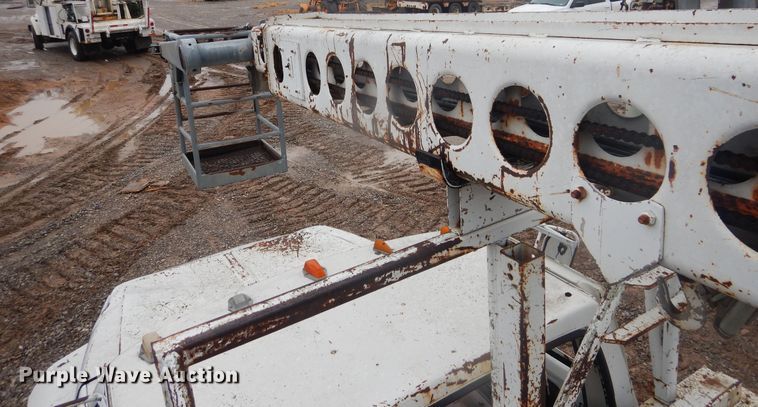 image for item DJ4866 1985 Ford F800  bucket truck