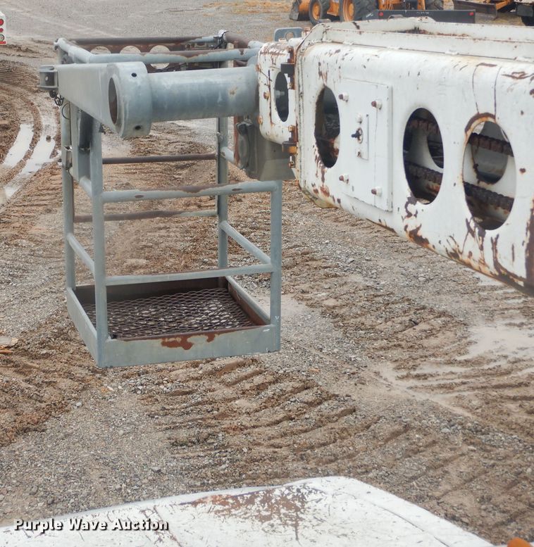 image for item DJ4866 1985 Ford F800  bucket truck