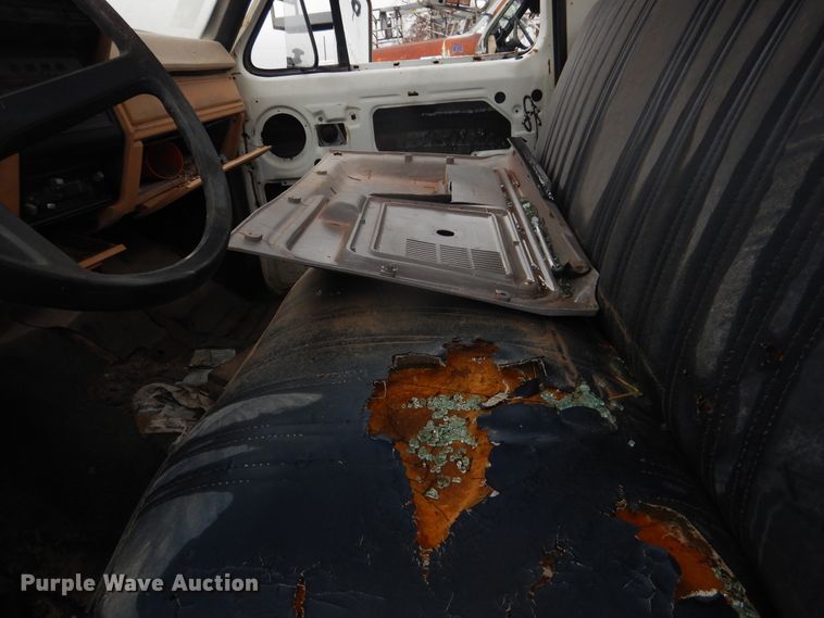 image for item DJ4866 1985 Ford F800  bucket truck