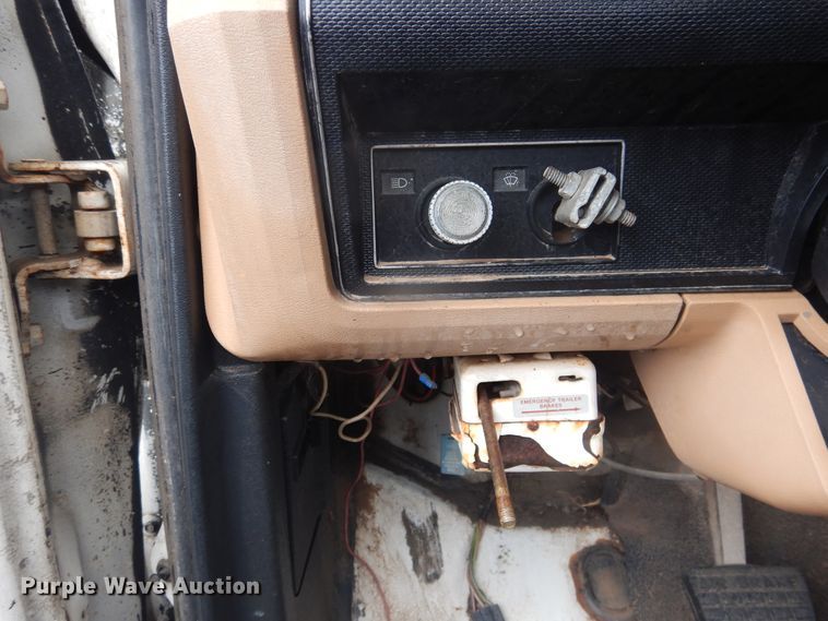 image for item DJ4866 1985 Ford F800  bucket truck