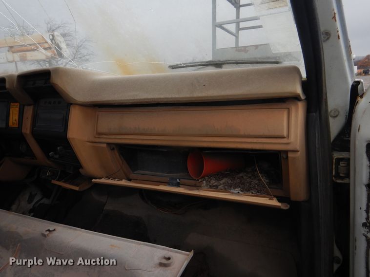 image for item DJ4866 1985 Ford F800  bucket truck