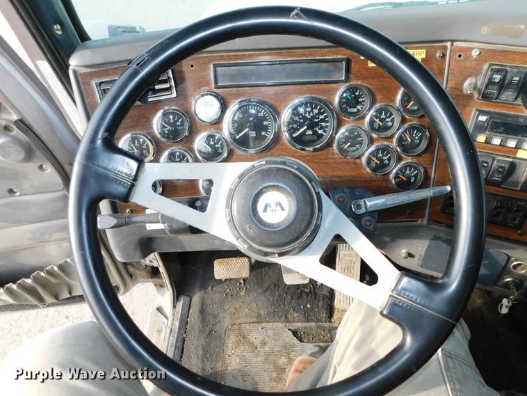 image for item DJ5898 1997 Western Star 4964EX  semi truck