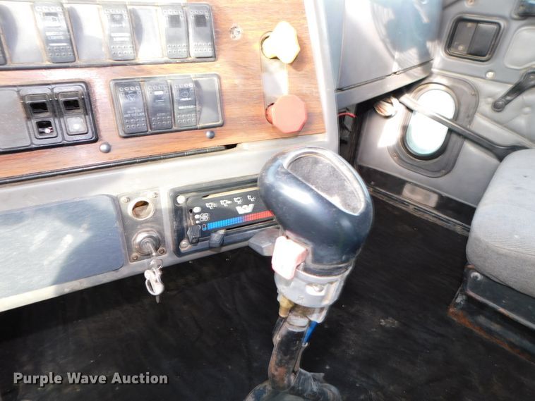 image for item DJ5898 1997 Western Star 4964EX  semi truck