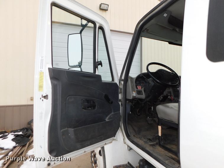 image for item DJ5911 2008 International 4300  chip bed truck