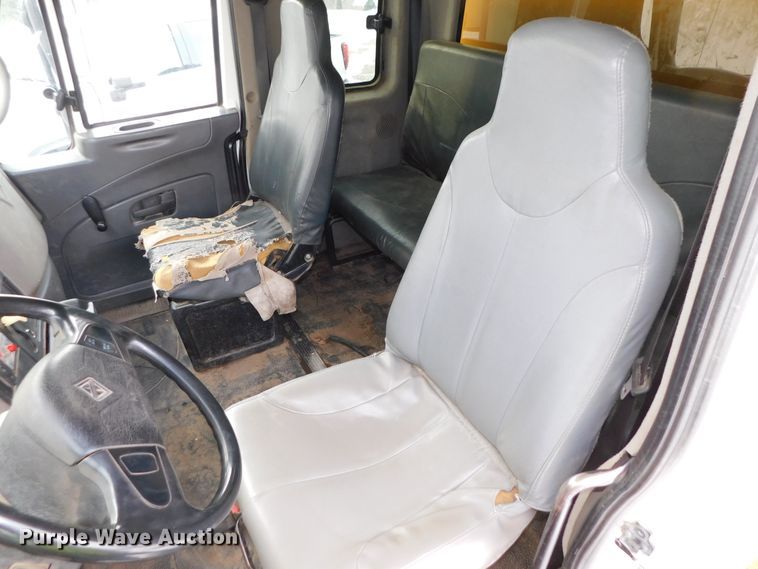 image for item DJ5911 2008 International 4300  chip bed truck