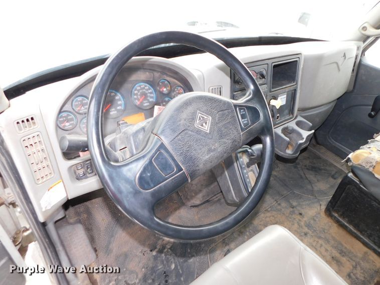 image for item DJ5911 2008 International 4300  chip bed truck