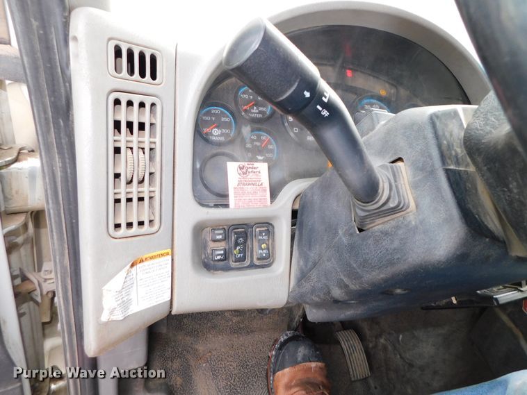 image for item DJ5911 2008 International 4300  chip bed truck