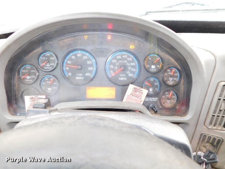 image for item DJ5911 2008 International 4300  chip bed truck