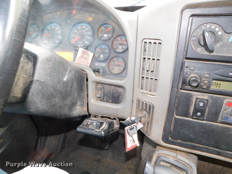 image for item DJ5911 2008 International 4300  chip bed truck