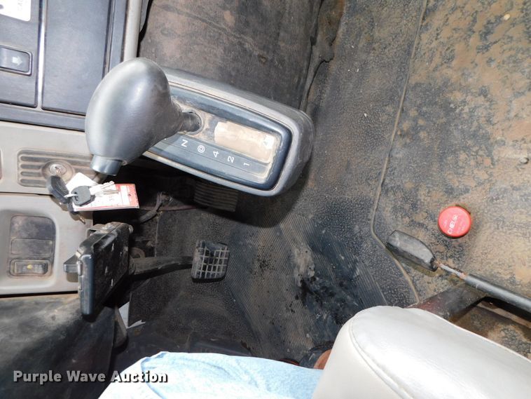 image for item DJ5911 2008 International 4300  chip bed truck