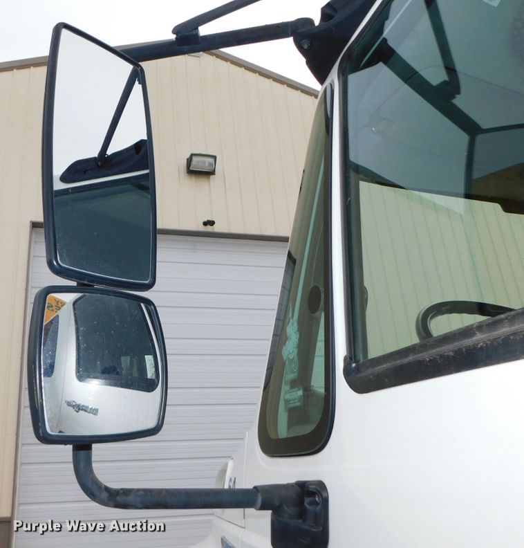 image for item DJ5911 2008 International 4300  chip bed truck