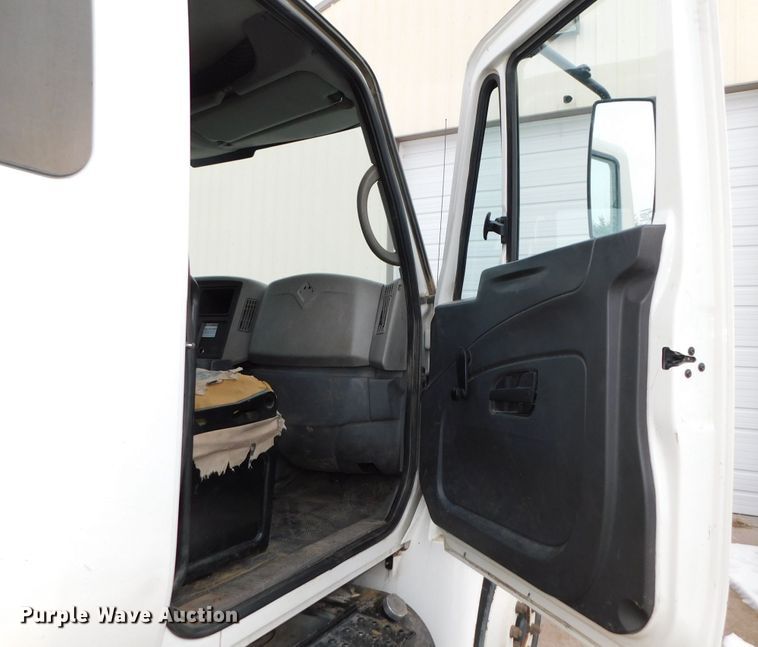 image for item DJ5911 2008 International 4300  chip bed truck