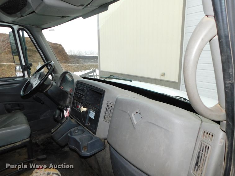 image for item DJ5911 2008 International 4300  chip bed truck