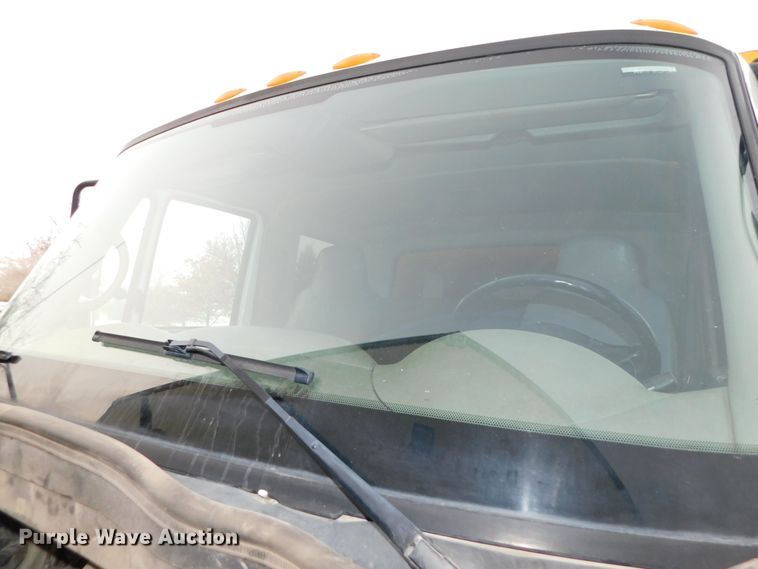 image for item DJ5911 2008 International 4300  chip bed truck