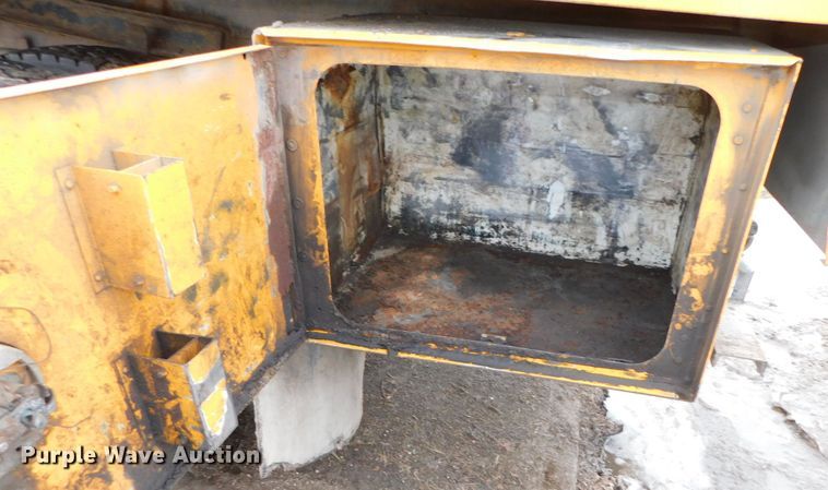 image for item DJ5911 2008 International 4300  chip bed truck