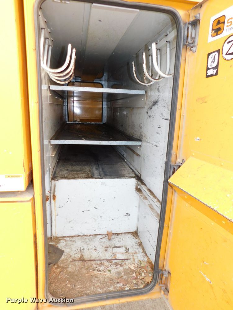 image for item DJ5911 2008 International 4300  chip bed truck