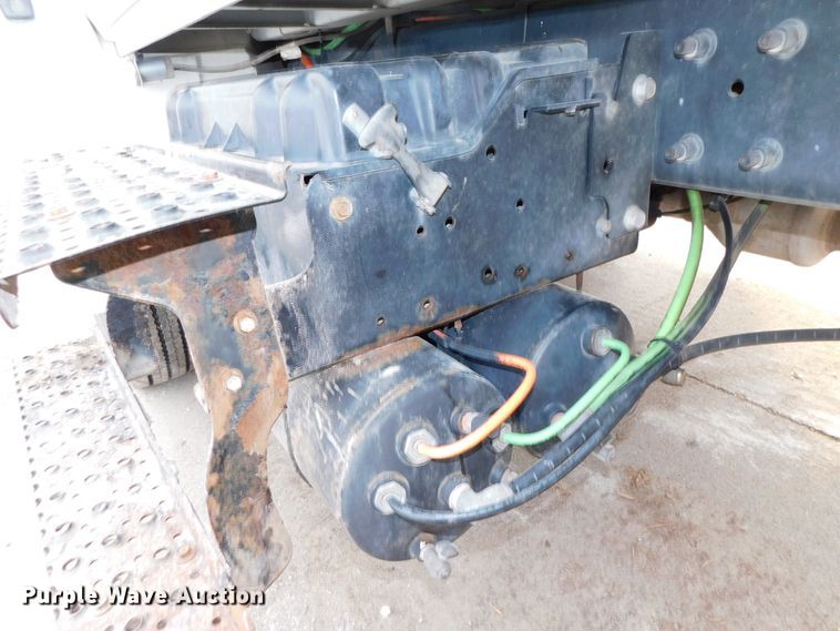 image for item DJ5911 2008 International 4300  chip bed truck