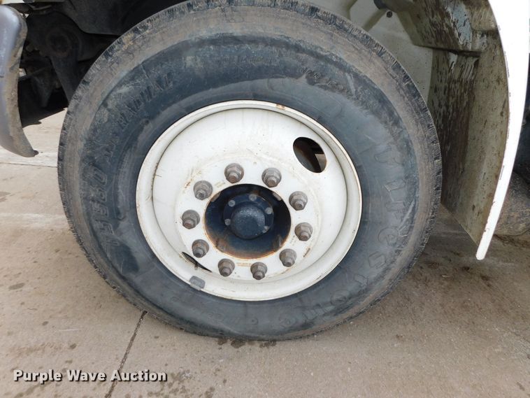 image for item DJ5911 2008 International 4300  chip bed truck