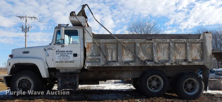 image for item DL2607 1992 Ford L8000  dump truck