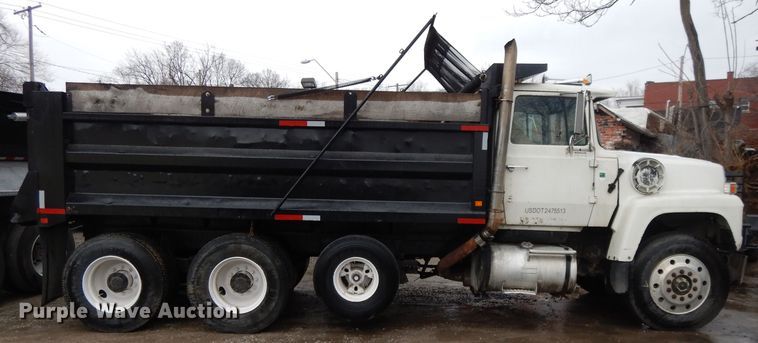 image for item DL2612 1982 Ford LT9000  dump truck