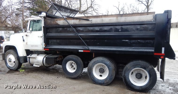 image for item DL2612 1982 Ford LT9000  dump truck