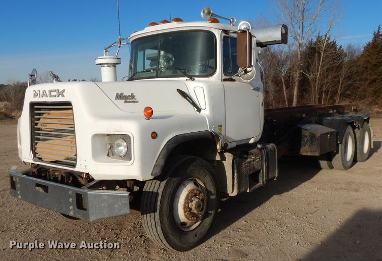 image for item DL2637 1995 Mack DM600  roll-off container truck