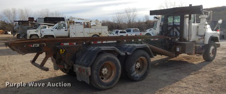 image for item DL2637 1995 Mack DM600  roll-off container truck