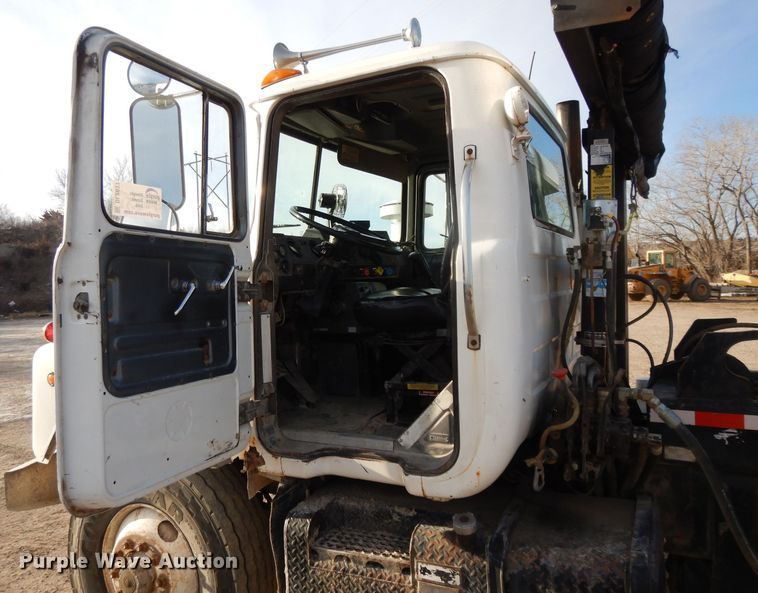 image for item DL2637 1995 Mack DM600  roll-off container truck