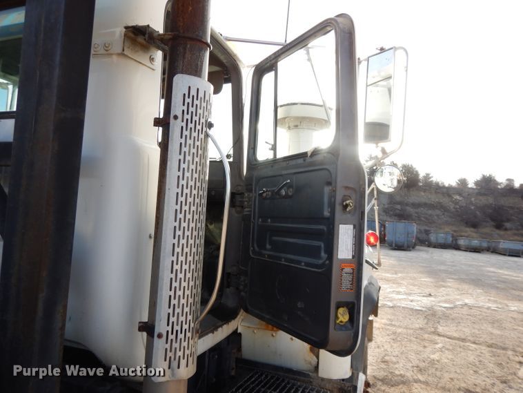 image for item DL2637 1995 Mack DM600  roll-off container truck