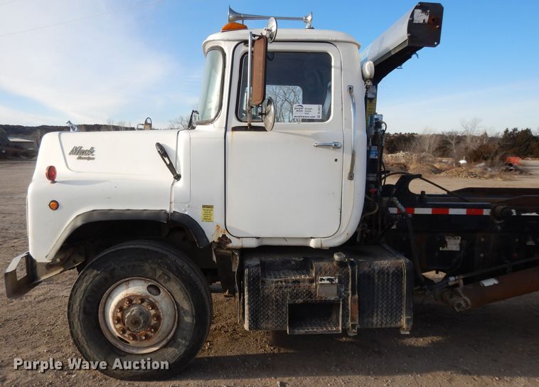 image for item DL2637 1995 Mack DM600  roll-off container truck