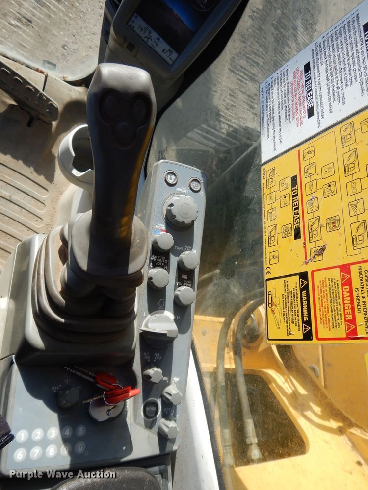 image for item DL2641 2013 John Deere 250G LC  excavator