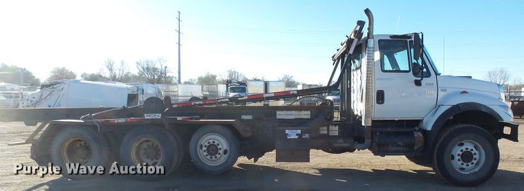 image for item EF9666 2006 International 7400  rolloff container truck