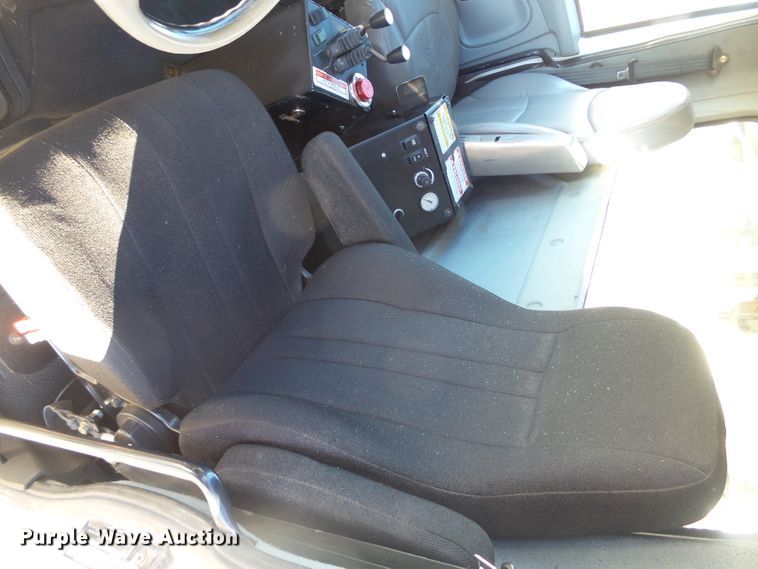 image for item EF9666 2006 International 7400  rolloff container truck