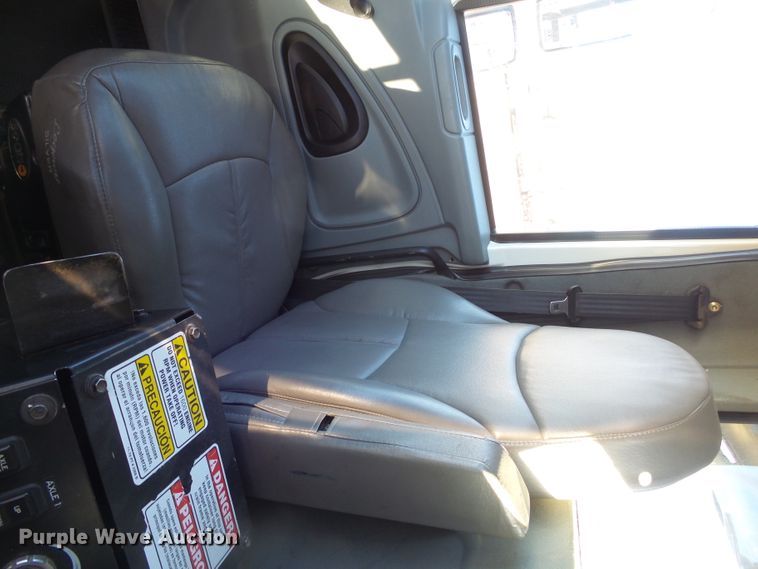 image for item EF9666 2006 International 7400  rolloff container truck