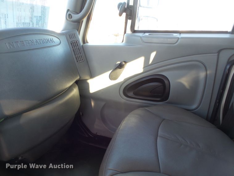 image for item EF9666 2006 International 7400  rolloff container truck