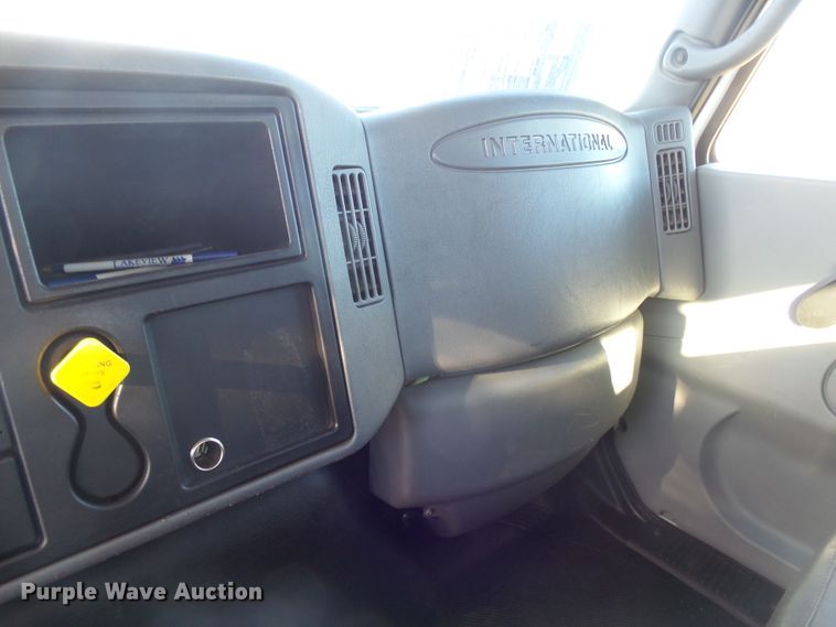 image for item EF9666 2006 International 7400  rolloff container truck