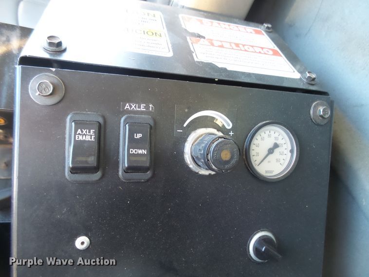 image for item EF9666 2006 International 7400  rolloff container truck