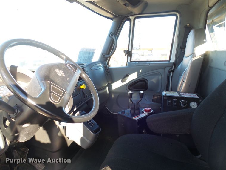 image for item EF9666 2006 International 7400  rolloff container truck