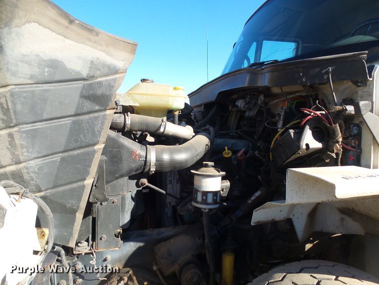 image for item EF9666 2006 International 7400  rolloff container truck