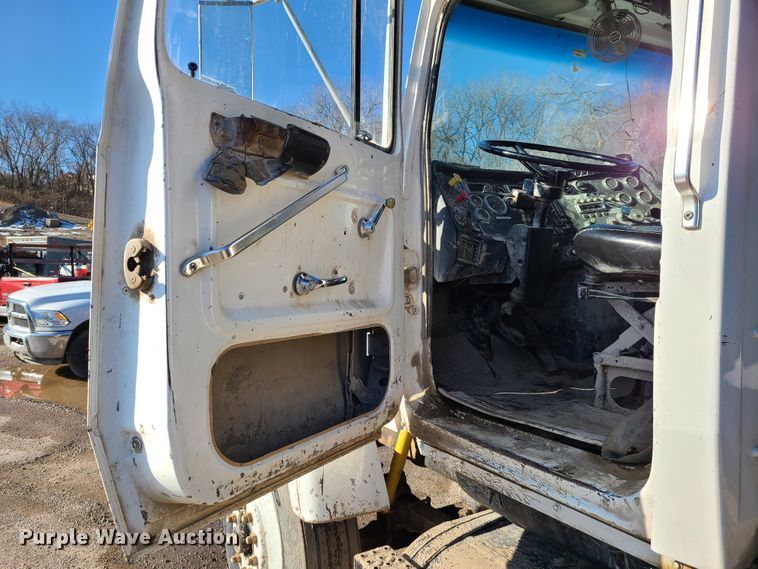 image for item FW9628 1993 Ford LT9000  dump truck