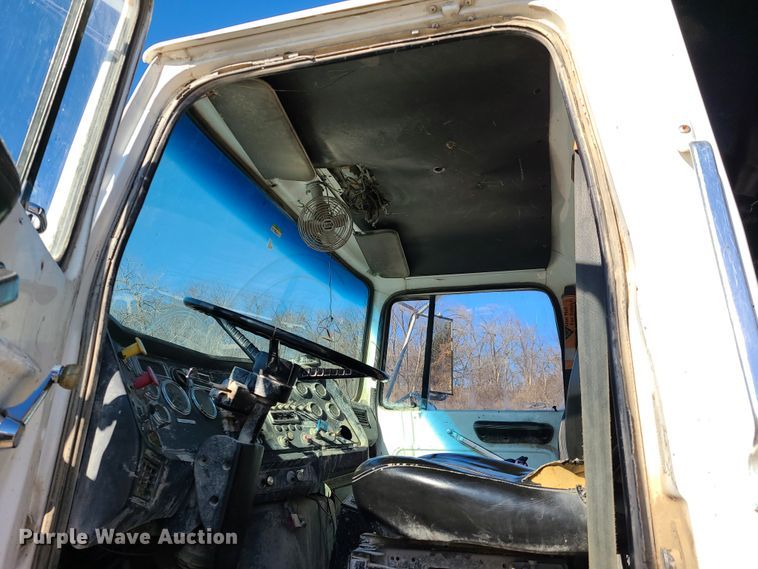 image for item FW9628 1993 Ford LT9000  dump truck