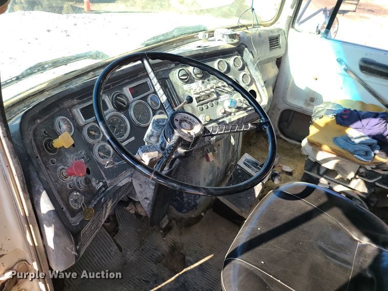 image for item FW9628 1993 Ford LT9000  dump truck