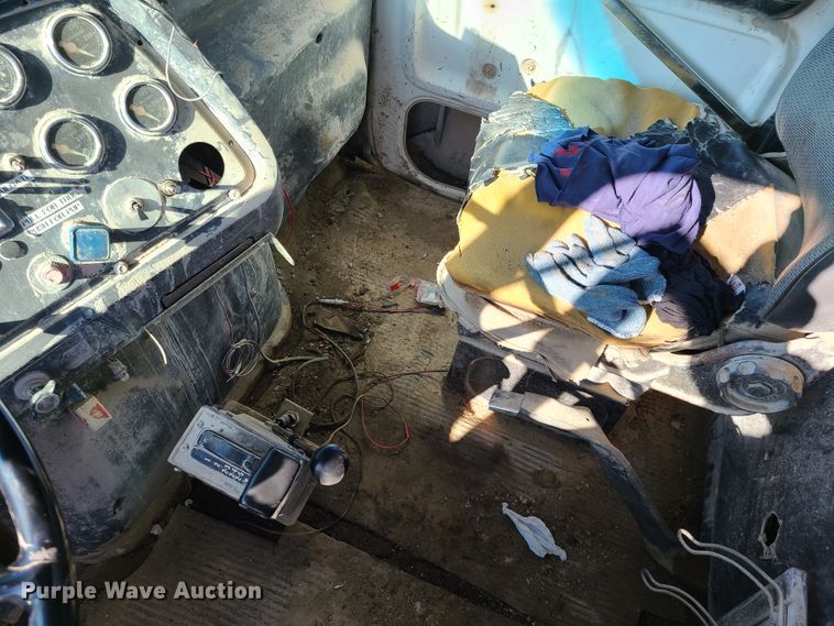 image for item FW9628 1993 Ford LT9000  dump truck