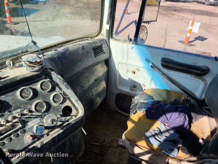 image for item FW9628 1993 Ford LT9000  dump truck