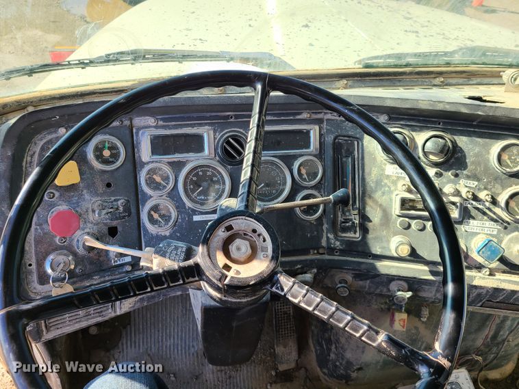 image for item FW9628 1993 Ford LT9000  dump truck