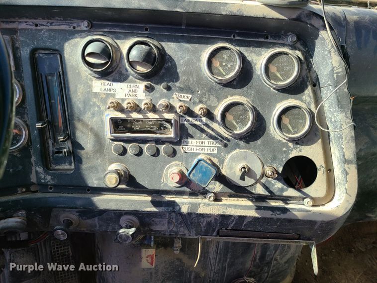 image for item FW9628 1993 Ford LT9000  dump truck