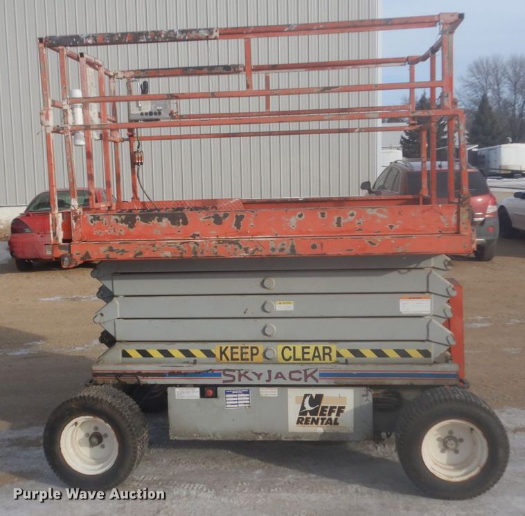 2000 Skyjack SJIII 6832 scissor lift in Watertown, SD | Item HS9761