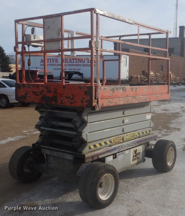 image for item HS9761 2000 Skyjack SJIII 6832  scissor lift